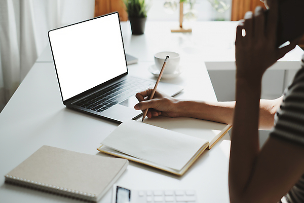 포토 JPG 해외이미지 비즈니스 실내 한명 들기 사람 상반신 성인 옆모습 노트북 스마트폰 사무실 연필 다이어리 기록 업무 책상 통화 성인한명만 해외포토 1 뷰포인트 가구 모션 학용품 내부 전자제품 핸드폰 스마트기기 필기구 사무용품 작업 성인만 파일형식 이미지허브