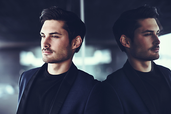 포토 JPG 해외이미지 백인 모델 1 남자 한명 서기 사람 정장 성인 야외 가로 유행 흰색 도시 자신감 우아함 심각 정중 스타일 해외포토 서양인 옷 감정 컬러 컨셉 모션 파일형식 이미지허브