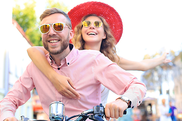 포토 JPG 해외이미지 커플 여자 남자 안기 거리 웃음 상반신 성인 야외 두명 선글라스 손들기 스쿠터 밀짚모자 성인만 해외포토 모자_잡화 안경 관계 모션 표정 사람 오토바이 파일형식 이미지허브