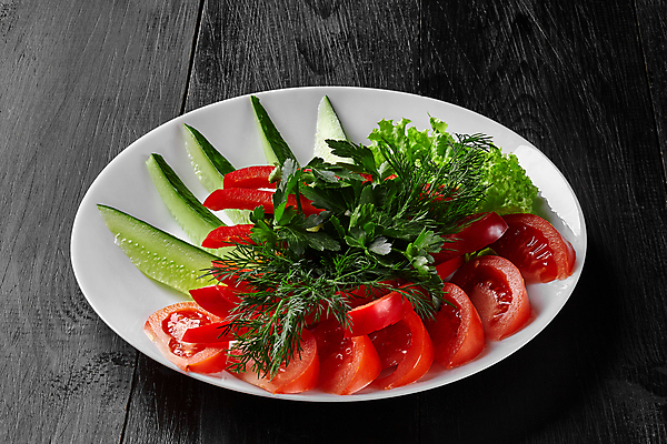 포토 JPG 해외이미지 접시 토마토 오이 근접촬영 사람없음 홍고추 나무탁자 해외포토 식기 뷰포인트 채소 고추 탁자 파일형식 이미지허브