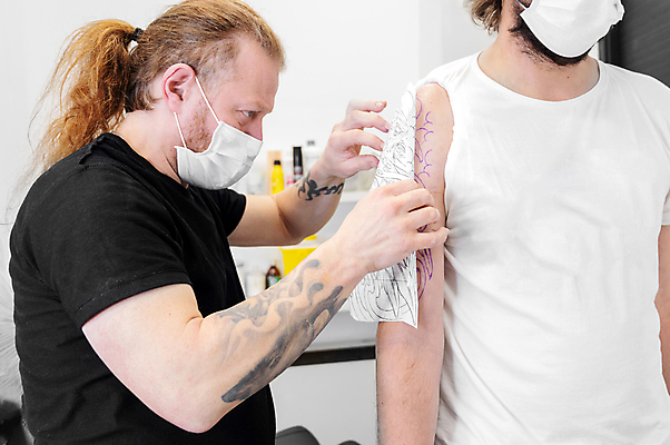 포토 JPG 해외이미지 디자인 남자 도안 실내 미술 들기 상반신 성인 두명 앞모습 옆모습 그리기 문신 고객 집중 그림 타투이스트 성인남자만 해외포토 직업 뷰포인트 컨셉 모션 문화예술 사람 내부 남자만 성인만 파일형식 이미지허브