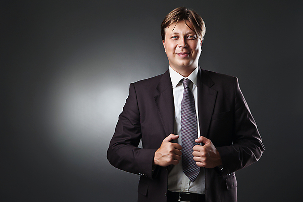 포토 JPG 해외이미지 직업 전통 라이프스타일 옷 남자 행복 백그라운드 컨셉 셔츠 비즈니스 성공 넥타이 한명 서기 미소 사람 정장 성인 사무실 뷰티 갈색 유행 검은색 어둠 회색 흰색 직물 비즈니스맨 클래식 고급 우아함 경영자 옷입기 경영 정중 스타일 해외포토 1 잡화 감정 컬러 상의 모션 표정 생활 직장인 리더 파일형식 이미지허브