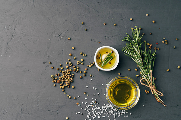 포토 JPG 해외이미지 식재료 회색배경 실내 사람없음 올리브오일 향신료 로즈메리 굵은소금 통후추 해외포토 백그라운드 내부 회색 기름_음식 허브 소금 후추 향미료 파일형식 이미지허브