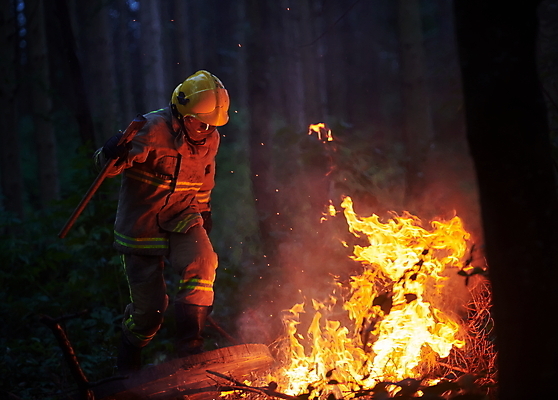 포토 JPG 해외이미지 주간 전신 남자 불 한명 성인 야외 옆모습 걷기 소방관 소방 화재 산불 화재진압 성인남자한명만 해외포토 자연요소 1 뷰포인트 모션 사람 구조원 사건 진압 남자한명만 성인남자만 파일형식 이미지허브