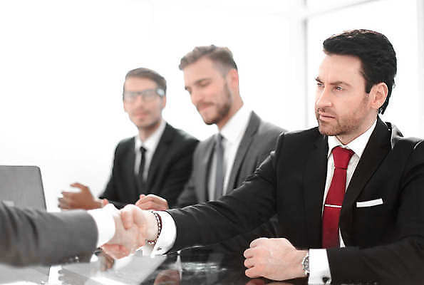 포토 JPG 해외이미지 손 응시 남자 비즈니스 협력 악수 실내 협상 상반신 성인 옆모습 아웃포커스 신체부위 세명 비즈니스맨 성인남자만 해외포토 시선 뷰포인트 촬영기법 사람 손짓 내부 직장인 남자만 성인만 파일형식 이미지허브