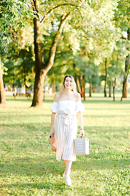 포토 JPG 해외이미지 나무 백인 1 라이프스타일 드레스 계절 공원 여자 행복 유럽 가방 자연 따뜻함 한명 서기 사람 야외 초록색 빛 금발 유행 정원 맑음 만족 해외포토 서양인 식물 헤어스타일 잡화 옷 공공시설 감정 나라 컬러 모션 날씨 생활 생태계 파일형식 이미지허브