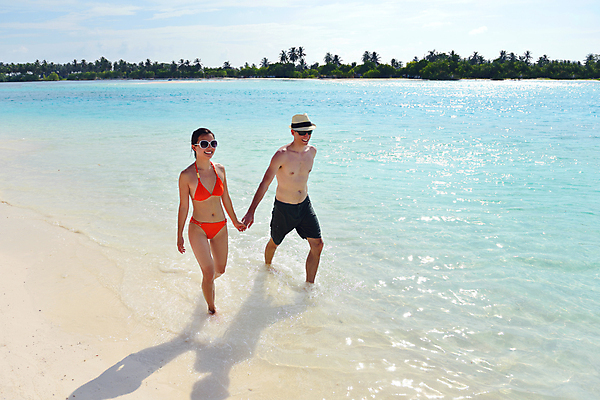 포토 JPG 해외이미지 주간 전신 라이프스타일 커플 여자 남자 수영복 데이트 휴식 사랑 성인 해변 야외 두명 옆모습 여름 걷기 손잡기 맑음 성인만 해외포토 자연요소 옷 계절 감정 바다 뷰포인트 컨셉 관계 모션 날씨 사람 생활 파일형식 이미지허브