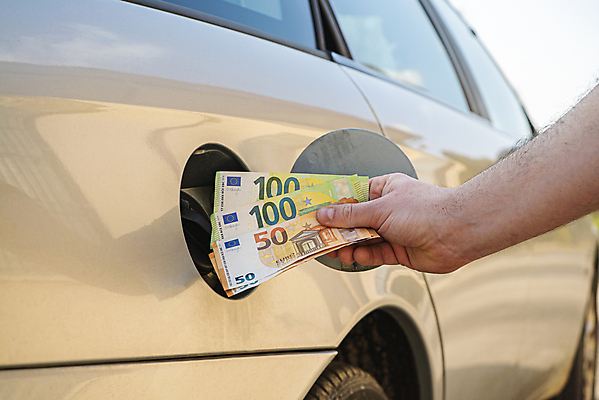 포토 JPG 해외이미지 주간 손 지폐 자동차 들기 야외 신체부위 유로 기름값 넣기 주유구 해외포토 자연요소 육상교통 돈 모션 사람 가격 파일형식 이미지허브