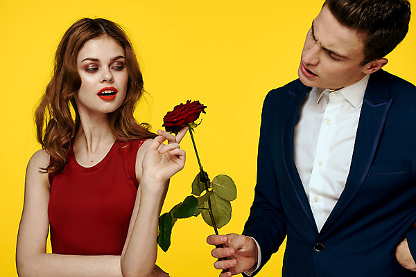 포토 JPG 해외이미지 백인 커플 여자 남자 포옹 들기 상반신 성인 두명 장미 낭만 우아함 성인만 해외포토 서양인 꽃 컨셉 관계 안기 모션 사람 파일형식 이미지허브