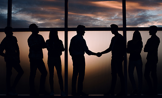 포토 JPG 해외이미지 실루엣 비즈니스 창문 협력 악수 실내 협상 여러명 상반신 성인 창가 성인만 해외포토 다수 촬영기법 사람 손짓 내부 파일형식 이미지허브