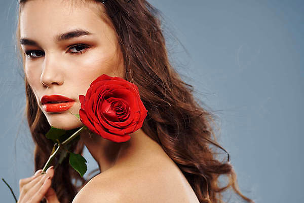 포토 JPG 해외이미지 백인 응시 여자 포즈 한명 들기 상반신 성인 옆모습 화장 뷰티 장미 성인여자한명만 해외포토 서양인 1 시선 꽃 뷰포인트 모션 사람 여자한명만 성인여자만 파일형식 이미지허브