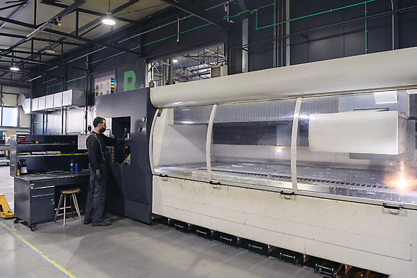 포토 JPG 해외이미지 전신 남자 산업 공장 실내 한명 성인 옆모습 기계 엔지니어 성인남자한명만 해외포토 1 뷰포인트 공업 사람 내부 기술자 남자한명만 성인남자만 파일형식 이미지허브