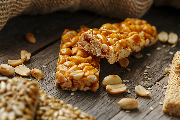 포토 JPG 해외이미지 실내 사람없음 소프트포커스 땅콩 에너지바 나무배경 해외포토 음식 백그라운드 촬영기법 내부 견과류 파일형식 이미지허브