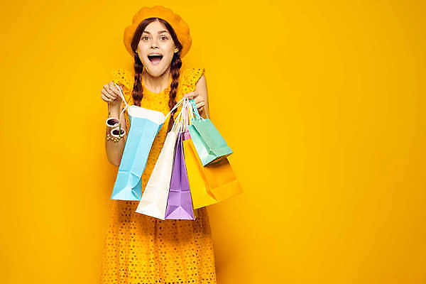 포토 JPG 해외이미지 백인 모델 1 라이프스타일 응시 드레스 옷 여자 행복 백그라운드 가방 선물 한명 사람 성인 파란색 쇼핑 뷰티 노란색 유행 세일 상점 흰색 잡기 화려 고객 슛 소매 고립 쇼퍼홀릭 스타일 해외포토 서양인 시선 잡화 감정 컬러 컨셉 모션 생활 파일형식 이미지허브