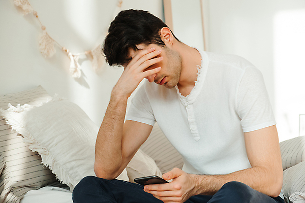 포토 JPG 해외이미지 남자 실내 한명 들기 앉기 상반신 성인 앞모습 옆모습 스마트폰 눈가림 좌절 우울감 성인남자한명만 해외포토 1 감정 뷰포인트 컨셉 모션 사람 내부 핸드폰 스마트기기 가림 남자한명만 성인남자만 파일형식 이미지허브