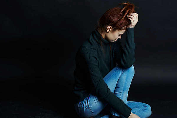 포토 JPG 해외이미지 전신 여자 실내 한명 성인 옆모습 슬픔 우울감 우울증 힘듦 성인여자한명만 주저앉기 해외포토 1 감정 뷰포인트 컨셉 사람 앉기 내부 질병 여자한명만 성인여자만 파일형식 이미지허브