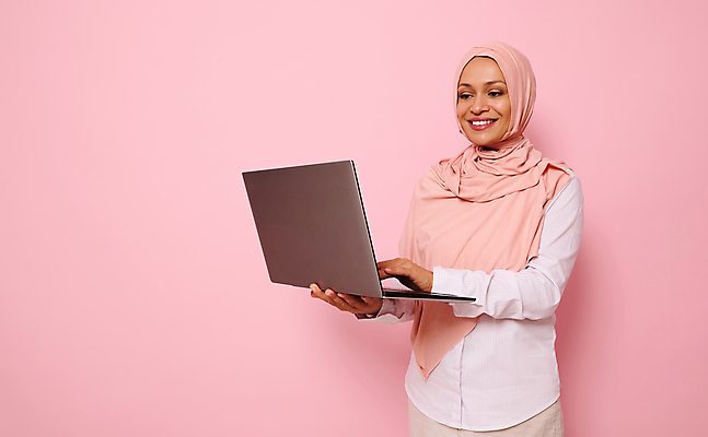 포토 JPG 해외이미지 전통 응시 감정 종교 얼굴 분홍색 컨셉 중동 사업가 성공 노동자 표정 한명 미소 웃음 동양인 인종 노트북 컴퓨터 유행 디지털 비즈니스우먼 자신감 우아함 이슬람교 프로그래머 프로그래밍 프리랜서 스타일 카피스페이스 해외포토 직업 1 시선 여자 나라 컬러 비즈니스 사람 신체부위 전자제품 공백 작업 직장인 개발 파일형식 이미지허브