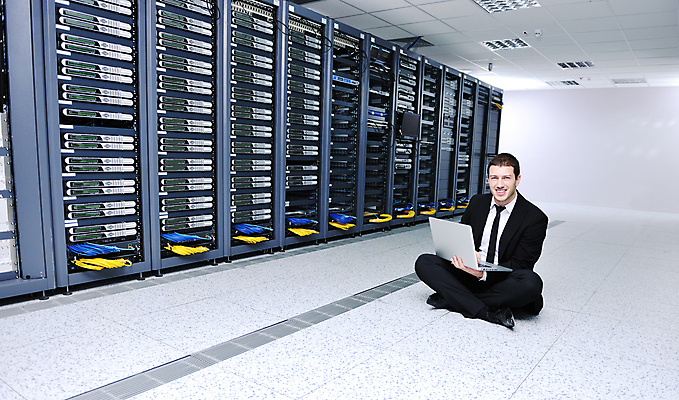 포토 JPG 해외이미지 전신 남자 실내 관리 한명 들기 성인 앞모습 노트북 자료 비즈니스맨 센터 가부좌 시스템 서버 서버실 성인남자한명만 해외포토 1 뷰포인트 비즈니스 모션 사람 앉기 내부 전자제품 직장인 남자한명만 성인남자만 파일형식 이미지허브