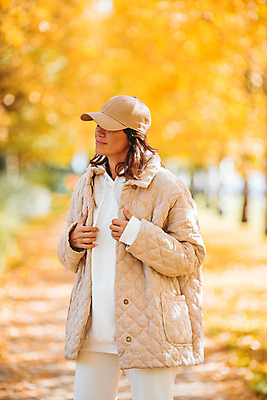 포토 JPG 해외이미지 응시 공원 여자 한명 미소 성인 야외 가을풍경 가을 잡기 숲 성인여자한명만 해외포토 1 시선 계절 공공시설 모션 표정 사람 풍경 여자한명만 성인여자만 파일형식 가을_계절 이미지허브