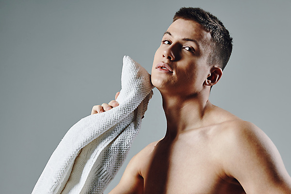 포토 JPG 해외이미지 백인 남자 포즈 회색배경 실내 한명 들기 상반신 성인 옆모습 수건 근육질 성인남자한명만 바디프로필 해외포토 서양인 1 뷰포인트 백그라운드 모션 근육 사람 내부 위생용품 헬스 회색 몸매 남자한명만 성인남자만 파일형식 이미지허브