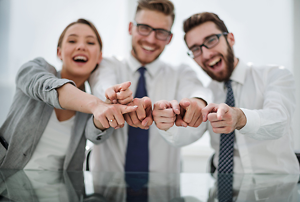 포토 JPG 해외이미지 서양인 여자 남자 협력 정장 상반신 성인 세명 가리킴 비즈니스맨 비즈니스우먼 동료 성인만 해외포토 외국인 옷 비즈니스 관계 사람 손짓 직장인 파일형식 이미지허브