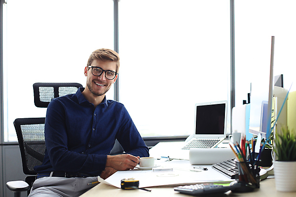 포토 JPG 해외이미지 백인 라이프스타일 응시 남자 행복 안경 비즈니스 청소년 넥타이 한명 서기 미소 사람 노트북 인테리어 작업 비즈니스맨 작업장 우아함 전문직 경영자 바쁨 남자한명만 해외포토 서양인 직업 1 디자인 시선 잡화 감정 산업 컨셉 모션 표정 생활 전자제품 직장인 리더 남자만 파일형식 이미지허브