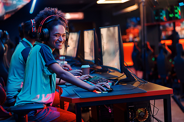 포토 JPG 해외이미지 응시 여자 남자 상반신 성인 취미 두명 옆모습 모니터 헤드셋 경쟁 게임 키보드 마우스 사이버 게이머 테이크아웃컵 성인만 해외포토 시선 뷰포인트 음향기기 컨셉 놀이 사람 컵 컴퓨터 컴퓨터용품 헤드폰 파일형식 이미지허브