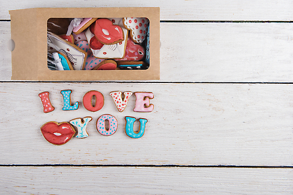 포토 JPG 해외이미지 실내 사랑 사람없음 상자 쿠키 흰배경 담기 입술모양 아이러브유 진저쿠키 나무배경 해외포토 모양 감정 백그라운드 모션 디저트 내부 흰색 파일형식 이미지허브