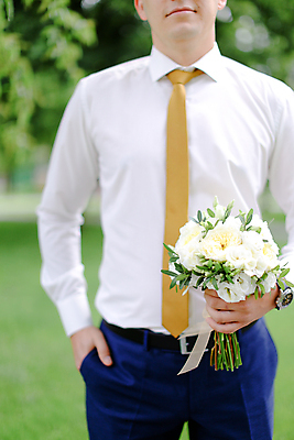 포토 JPG 해외이미지 식물 백인 라이프스타일 남자 꽃 행복 꽃다발 결혼 백그라운드 셔츠 바지 휴가 사랑 한명 사람 정장 야외 유행 축제 축하 기다림 우아함 혼자 스타일 해외포토 서양인 1 옷 감정 컨셉 상의 모션 하의 이벤트 생활 파일형식 이미지허브