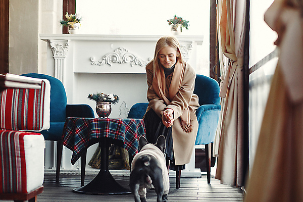 포토 JPG 해외이미지 동물 백인 1 응시 옷 여자 백그라운드 컨셉 포유류 함께함 실내 한명 사람 앉기 성인 야외 내부 반려동물 갈색 유행 우정 카페 흰색 도시 우아함 개 강아지 작음 주말 주인 스타일 힙스터 해외포토 서양인 시선 패션 컬러 모션 친구 상점 크기 파일형식 이미지허브