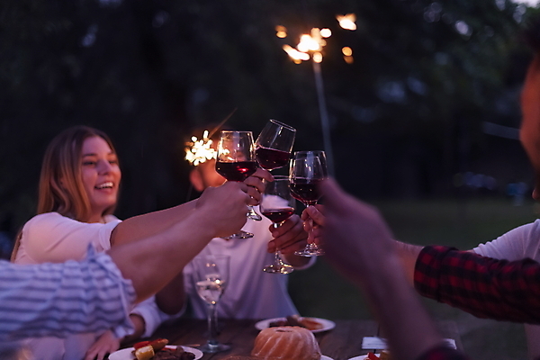 포토 JPG 해외이미지 라이프스타일 손 여자 남자 행복 와인잔 휴가 함께함 들기 여러명 상반신 성인 야외 앞모습 신체부위 파티 저녁식사 우정 저녁 소프트포커스 성인만 스파클라 해외포토 감정 뷰포인트 다수 컨셉 술잔 모션 폭죽 촬영기법 사람 이벤트 생활 친구 식사 야간 파일형식 이미지허브