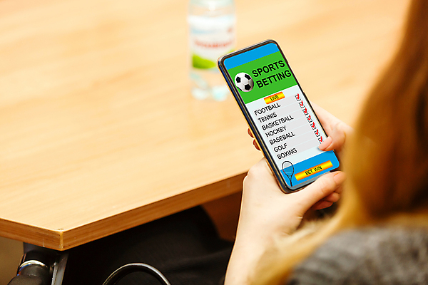 포토 JPG 해외이미지 여자 들기 상반신 성인 뒷모습 스마트폰 축구 도박 어플리케이션 중독 성인여자한명만 해외포토 뷰포인트 모션 사람 핸드폰 스마트기기 구기 여자한명만 성인여자만 파일형식 이미지허브