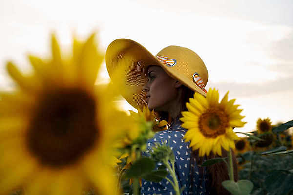 포토 JPG 해외이미지 여자 꽃밭 해바라기 한명 상반신 성인 야외 옆모습 일몰 소프트포커스 밀짚모자 성인여자한명만 해외포토 모자_잡화 1 꽃 뷰포인트 촬영기법 사람 노을 여자한명만 성인여자만 파일형식 이미지허브