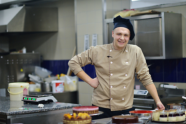 포토 JPG 해외이미지 남자 음식 허리손 디저트 실내 요리 한명 상반신 성인 앞모습 주방 요리사 성인남자한명만 해외포토 직업 1 뷰포인트 포즈 사람 내부 남자한명만 성인남자만 파일형식 이미지허브