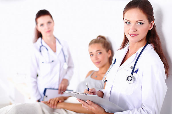 포토 JPG 해외이미지 백인 직업 1 학생 손 응시 여자 백그라운드 유니폼 청진기 실내 건강 병원 서기 미소 사람 성인 세명 사무실 뷰티 약 간호사 의사 코트 흰색 잡기 업무 폴더 처방 고립 돌봄 해외포토 서양인 시선 옷 컬러 비즈니스 의학 의료기기 모션 표정 내부 신체부위 외투 의료진 작업 파일 파일형식 이미지허브