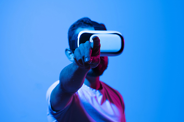 포토 JPG 해외이미지 남자 한명 상반신 성인 앞모습 손들기 가리킴 스마트 하이테크 착용 웨어러블 가상현실 성인남자한명만 오큘러스 VR기기 해외포토 1 뷰포인트 컨셉 모션 기술 사람 손짓 기계 남자한명만 성인남자만 파일형식 이미지허브