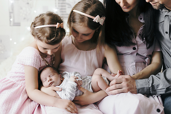 포토 JPG 해외이미지 전신 응시 여자 남자 딸 어린이 가족 안기 엄마 함께함 실내 앉기 여러명 상반신 성인 앞모습 옆모습 아기 잠 아빠 동생 해외포토 시선 뷰포인트 다수 컨셉 관계 모션 사람 내부 파일형식 이미지허브