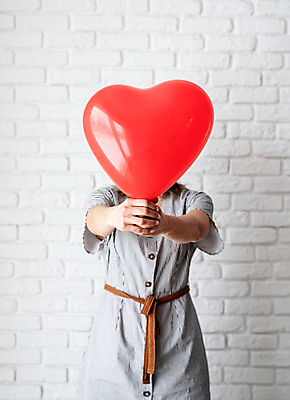 포토 JPG 해외이미지 여자 한명 상반신 성인 앞모습 하트 잡기 흰배경 하트풍선 얼굴가리기 성인여자한명만 해외포토 모양 1 뷰포인트 백그라운드 모션 사람 흰색 가림 풍선 여자한명만 성인여자만 파일형식 이미지허브