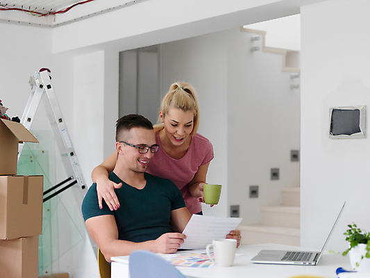 포토 JPG 해외이미지 부부 여자 남자 행복 화초 사다리 안기 사랑 들기 상반신 성인 두명 옆모습 컵 노트북 상자 계단 책상 문서 이삿짐 인터폰 성인만 해외포토 식물 식기 커플 감정 뷰포인트 가구 모션 사람 전자제품 도구 이사 파일형식 이미지허브