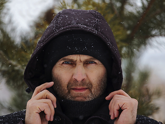 포토 JPG 해외이미지 백인 모델 모자 라이프스타일 옷 계절 남자 얼굴 크리스마스 겨울 바람 날씨 수염 따뜻함 관리 한명 사람 성인 야외 머리 유행 힘 재킷 추위 코트 흰색 자신감 12월 심각 폭설 해외포토 자연요소 서양인 1 잡화 기념일 감정 컬러 컨셉 눈_날씨 생활 신체부위 외투 날짜 자연재해 파일형식 이미지허브