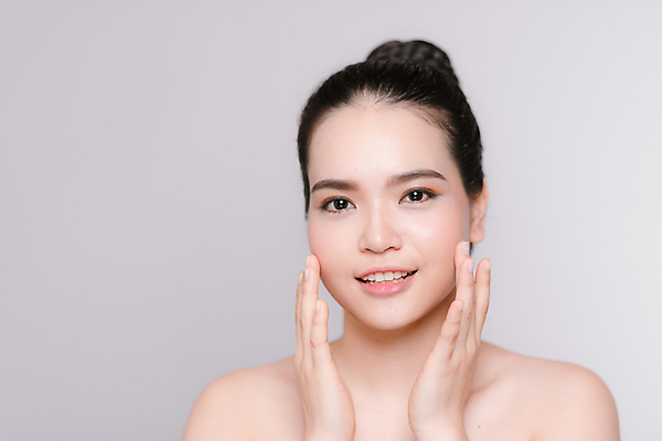 포토 JPG 해외이미지 응시 여자 회색배경 실내 한명 손짓 상반신 성인 앞모습 뷰티 성인여자한명만 해외포토 1 시선 뷰포인트 백그라운드 모션 사람 내부 회색 여자한명만 성인여자만 파일형식 이미지허브