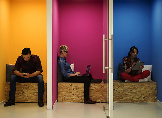 포토 JPG 해외이미지 전신 여자 남자 벽 들기 앉기 성인 세명 노트북 스마트폰 태블릿 사무실 타이핑 업무 비즈니스맨 비즈니스우먼 성인만 해외포토 비즈니스 모션 사람 전자제품 핸드폰 스마트기기 작업 직장인 파일형식 이미지허브