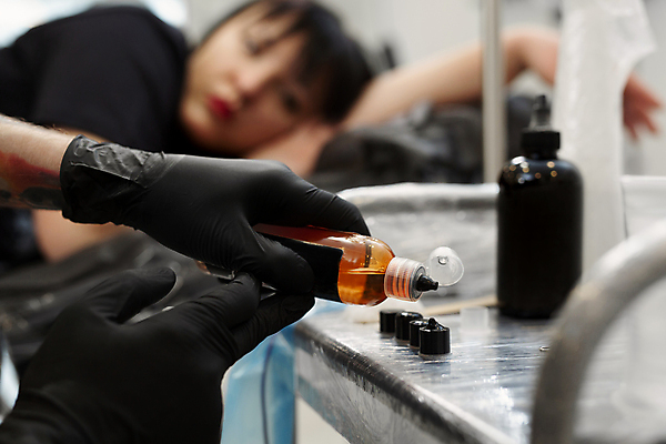 포토 JPG 해외이미지 라이프스타일 손 응시 여자 장갑 잉크 한명 상반신 성인 두명 앞모습 아웃포커스 신체부위 눕기 붓기 문신 고객 타투이스트 성인여자한명만 해외포토 직업 1 시선 잡화 뷰포인트 모션 촬영기법 사람 생활 여자한명만 성인여자만 파일형식 이미지허브