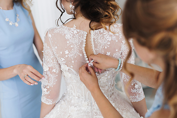 포토 JPG 해외이미지 백인 전통 라이프스타일 손 디자인 드레스 옷 여자 행복 결혼 백그라운드 손가락 버튼 결혼식 함께함 실내 사랑 사람 사람없음 뷰티 유행 방 낭만 흰색 축하 가운 도움 고급 우아함 실크 묘사 준비 매듭 들러리 코르셋 스타일 해외포토 서양인 감정 컬러 컨셉 이벤트 내부 생활 신체부위 직물 하객 파일형식 이미지허브