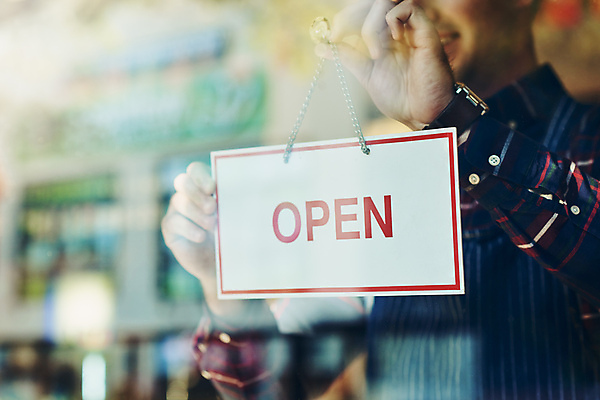 포토 JPG 해외이미지 남자 비즈니스 사업가 한명 들기 상반신 성인 앞모습 표지판 오픈 사장 창업 개업 성인남자한명만 소상공인 해외202309 해외포토 직업 1 뷰포인트 모션 알림판 사람 경제 상인 자영업 남자한명만 성인남자만 파일형식 이미지허브