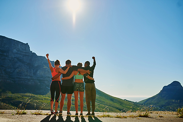 포토 JPG 해외이미지 주간 전신 라이프스타일 응시 여자 남자 산 함께함 여러명 20대 성인 야외 뒷모습 친구 운동복 운동 손들기 우정 그룹 성인만 해외포토 자연요소 시선 옷 뷰포인트 다수 컨셉 관계 모션 건강 사람 청년 생활 파일형식 이미지허브