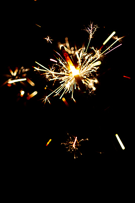 포토 JPG 해외이미지 검은배경 폭죽 불꽃놀이 사람없음 빛 반짝임 연소 스파클라 해외포토 백그라운드 모션 놀이 검은색 파일형식 이미지허브