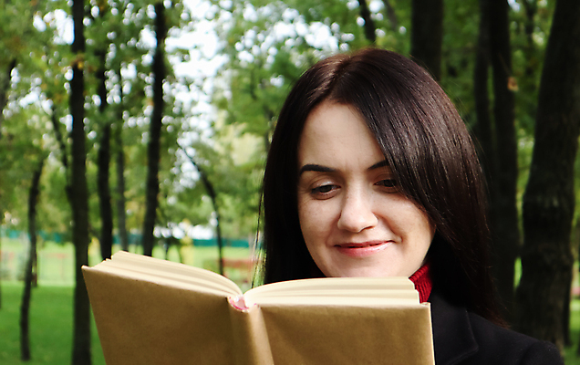포토 JPG 해외이미지 백인 1 학생 라이프스타일 응시 공원 여자 교육 행복 얼굴 자연 휴식 갈색머리 한명 사람 성인 야외 책 초록색 학습 스터디 독서 뷰티 머리 스마트 읽기 문학 해외포토 서양인 헤어스타일 시선 공공시설 감정 컬러 컨셉 모션 생활 신체부위 생태계 파일형식 이미지허브