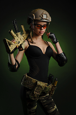 포토 JPG 해외이미지 무기 유니폼 한명 금발 권총 게임 헬멧 위험 군용 싸움 전쟁 육군 병정 해외포토 1 헤어스타일 옷 컨셉 모션 놀이 군대 사람 총 보호장비 파일형식 이미지허브