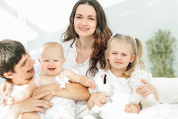 포토 JPG 해외이미지 여자 남자 딸 행복 어린이 가족 안기 엄마 함께함 실내 웃음 여러명 상반신 성인 앞모습 아기 아빠 즐거움 동물인형 해외포토 감정 인형 뷰포인트 다수 컨셉 관계 모션 표정 사람 내부 파일형식 이미지허브